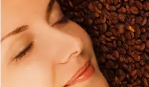 Làm mờ vết thâm bằng đường và cafe.