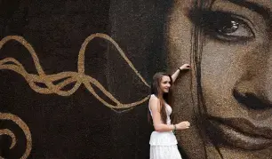 Kỷ lục tranh chân dung làm từ 1 triệu hạt cà phê.