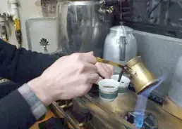 Chu du thế giới qua tách cà phê truyền thống.